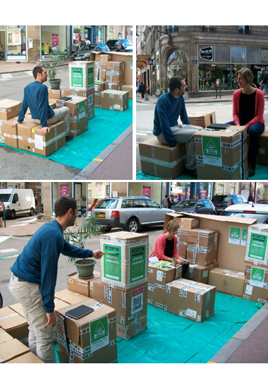 <em>Le Salon Urbain</em>, installation en carton sur une place de parking afin de proposer aux passants un espace de dtente inattendu.